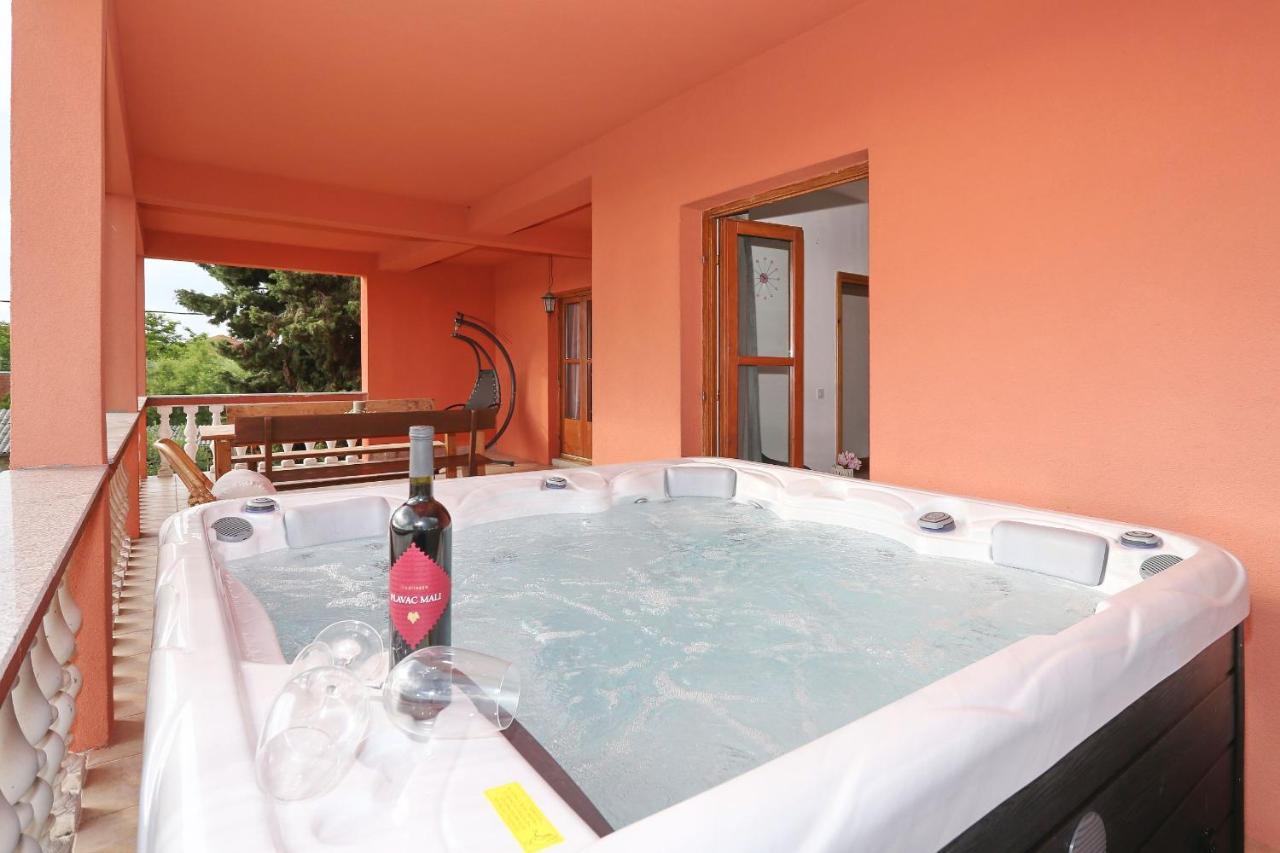 Fraj With Jacuzzi Apartment